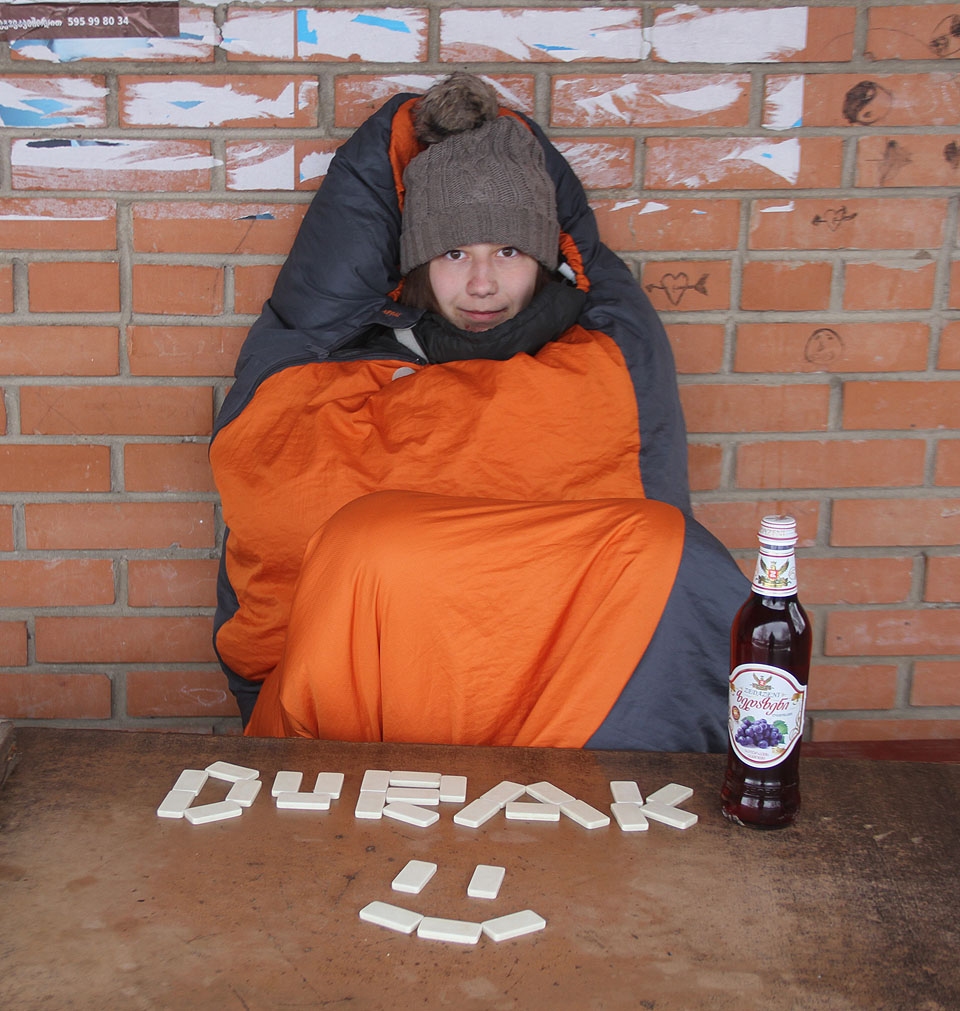 Durak. Mám podezření, na koho míří nápis po noci dospané na autobusové zastávce. Ještě, že nám zbylo aspoň dost výborné hroznové limonády Zedazeni.