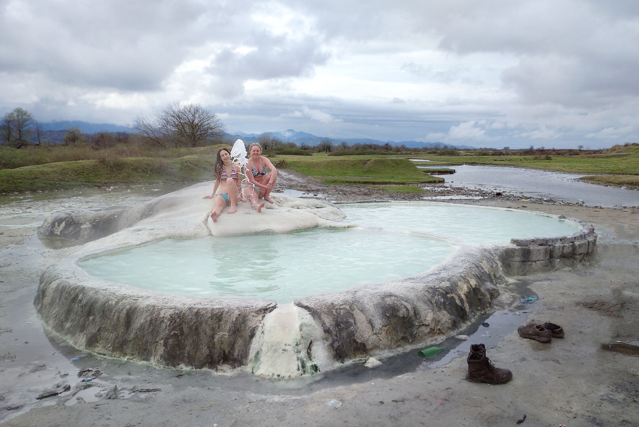 Horký pramen za Amaghlebou někdo vkusně upravil s trojicí bazénů plných vody o různé teplotě.