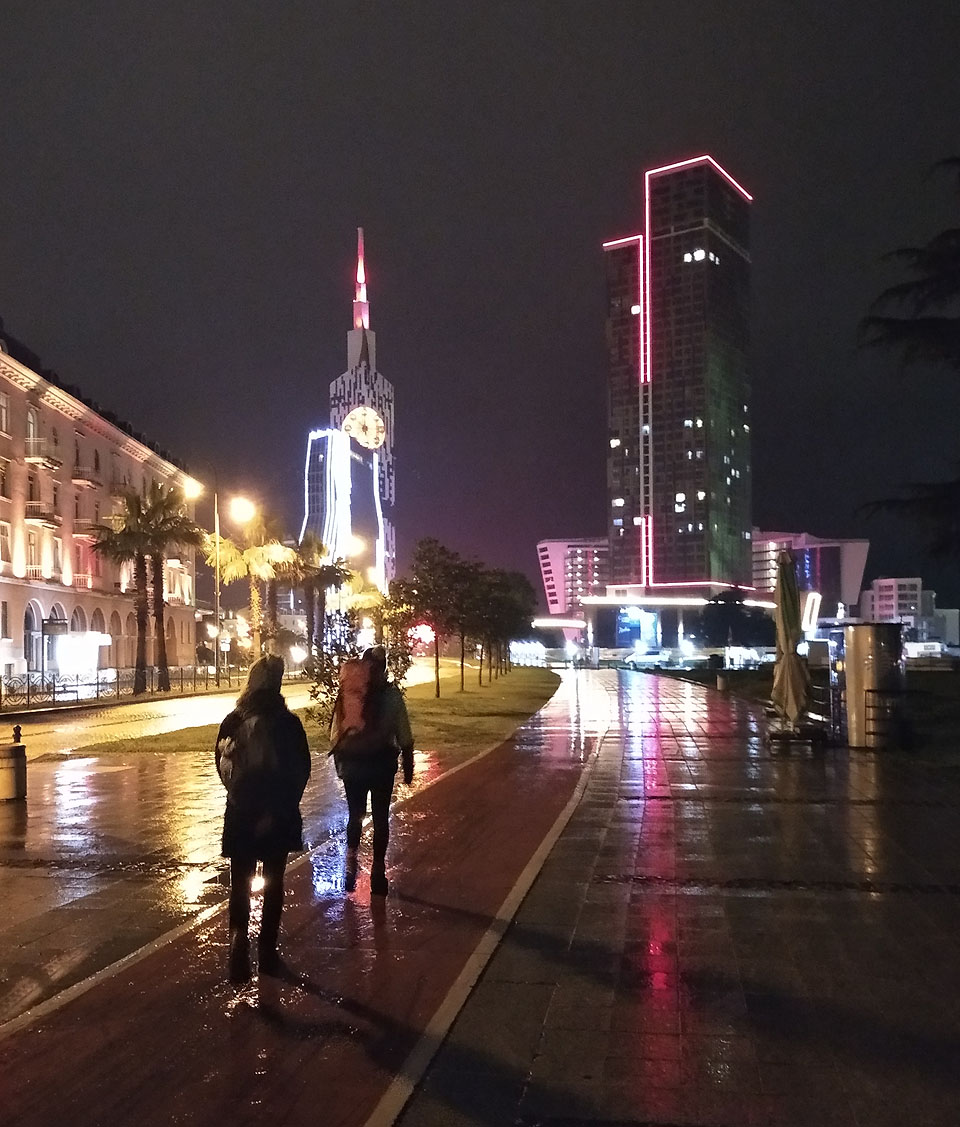 Noční příjezd do Batumi. Prší, zima smrdí rybinou. Ani napodruhé mě tohle město nedokázalo oslovit.