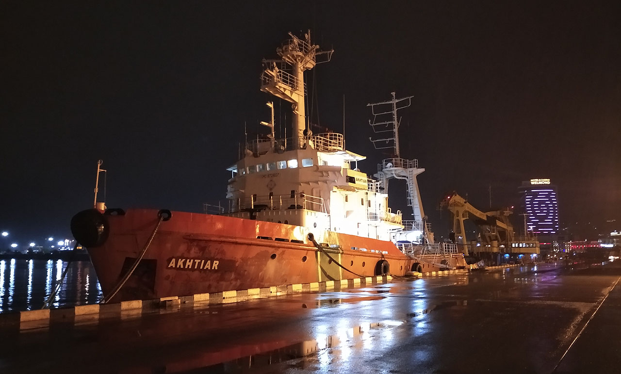 Loď Achtiar z roku 1898 je registrovaná v Gruzii, domovským přístavem je jí ovšem Aktau v Kazachstánu.