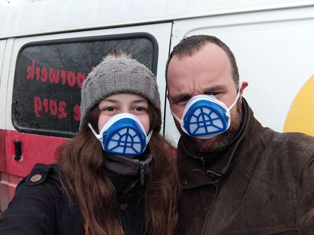 Své první respirátori jsme si koupili v Zugdidi a vydržely nám necelou hodinu. Společně s taškou plnou bonbónů jsme je zapomněli na autobusovém nádraží při kvapném odjezdu nelegální maršrutkou. Tehdy jsme ještě netušili, že podobné respirátory se na několik příštích let stanou samozřejmou výbavou každého Evropana.