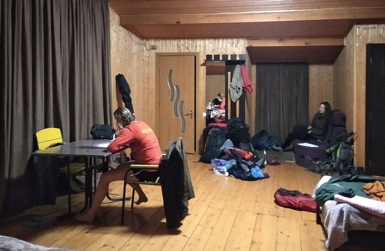 Krásný hotel ve stylu horské chaty v Mestii v panice zcela opustil personál. Strávili jsme tu několik nocí s veškerým komfortem a zadarmo.