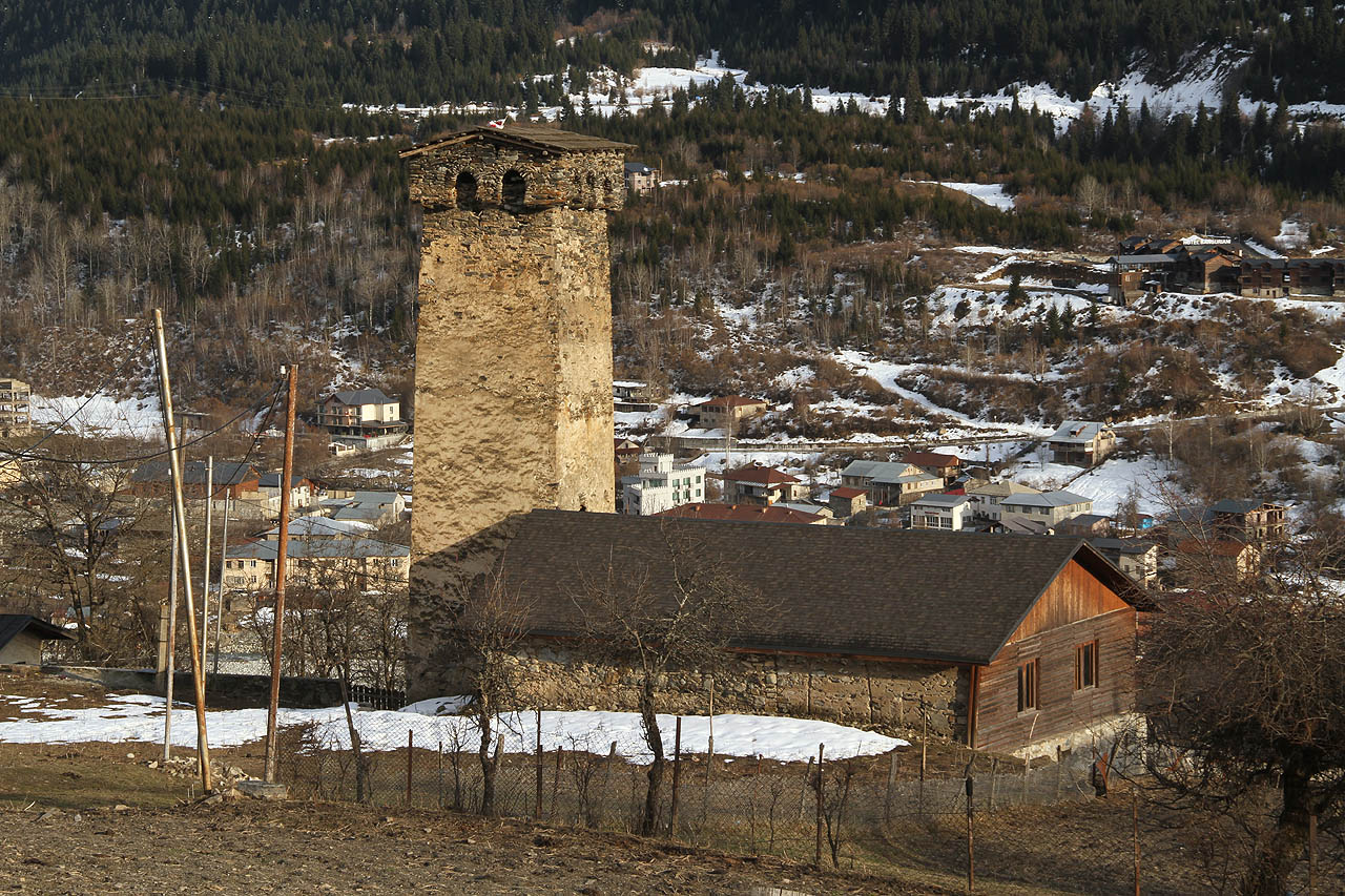 Vyrážíme do hor kolem typických strážních věží bez přístupu z úrovně země. V případě nájezdů divokých kmenů zpoza Kavkazu (dnešního Ruska) Gruzíni jednoduše vytáhli žebříky, po kterých se do věží leze a ukryti pod ochranou masivních kamenných zdí přečkali nájezd. A nebo taky nepřečkali. Do některých věží se nám podařilo nakouknout.