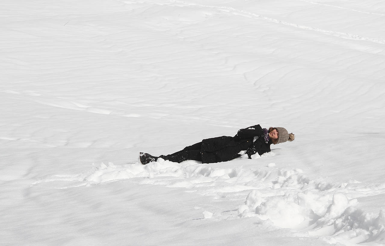 Pro rychlejší sestup z hor zvolila Doubi rotační pohyb ve formaci známé jako „kavkazský bojovník“. Tato fotografie je poslední, která zachycuje bambuli na její čepici. Několik sekund na to se nenávratně ztratila ve sněhu (ta bambule) a už jsme ji nikdy nenašli.