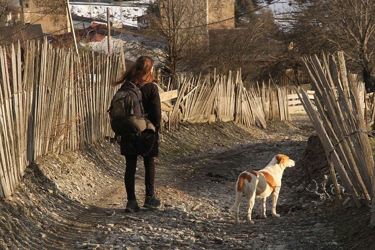 Doubravka a Julie se vrací z hor do Mestie. Mezi ohradami pomalu na jarním slunci odtává sníh.