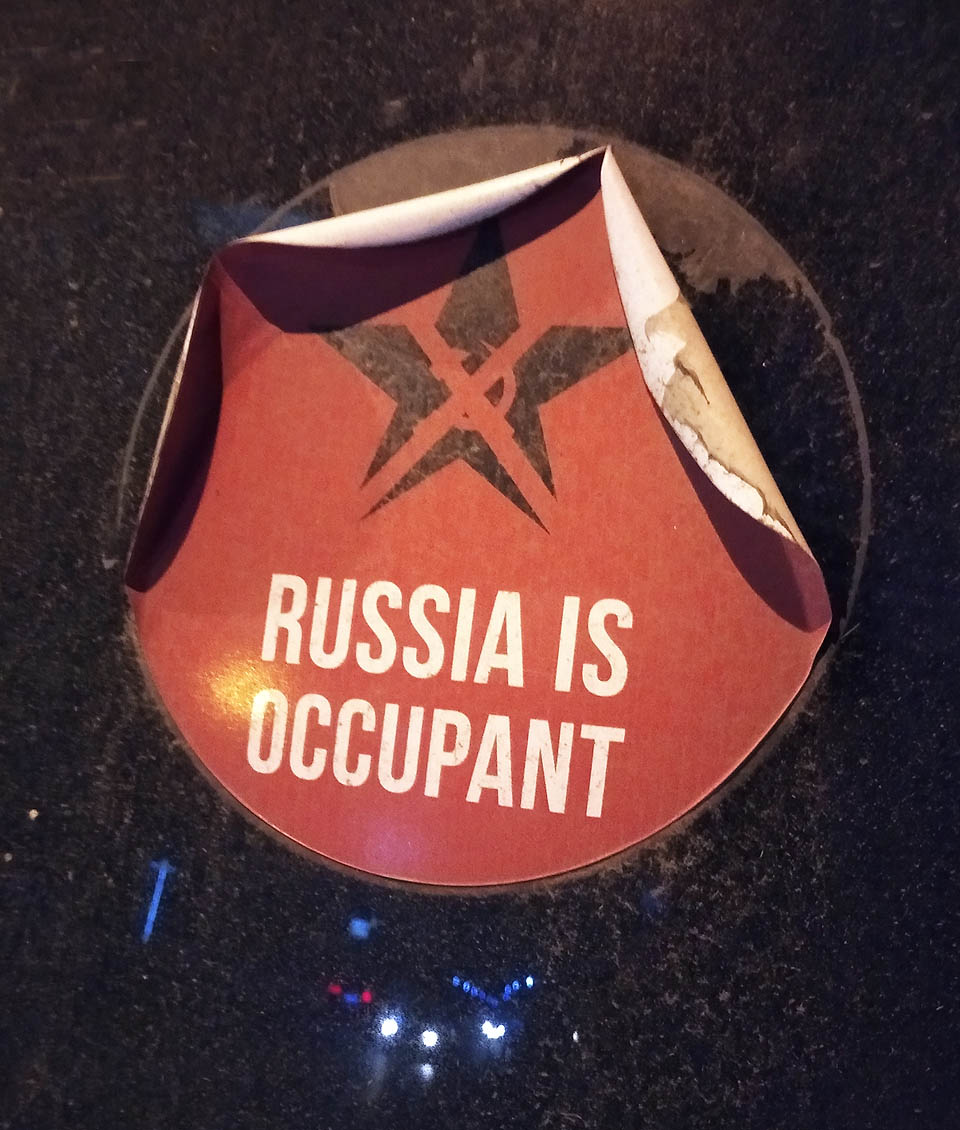 Nálepka na policejní stanici v Mestii: Russia is occupant.