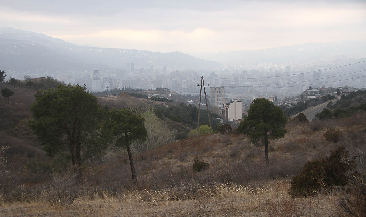 Sobotní podvečer nad Tbilisi. Panika dosahuje vrcholu, Vendy je bledá jako stěna a každých pět minut jí přijde na mobil zpráva o tom, že už se nikdy nedostane domů.