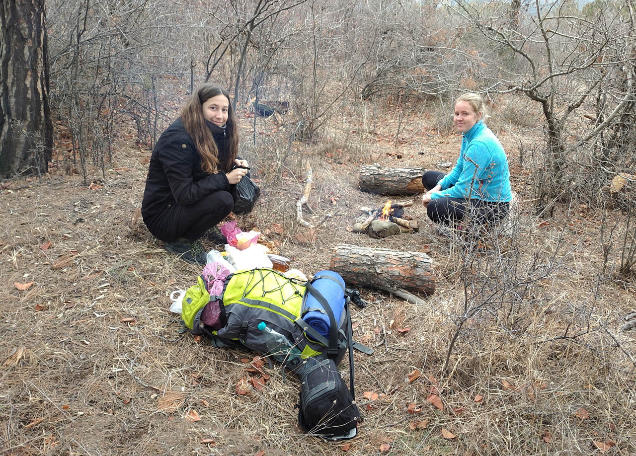 Když nám zrušili i druhou (draze zaplacenou) letenku, usadili jsme se v parku nad městem jako nefalšovaní bezdomovci. Nakonec nás eskapáda s rušením letů přišla na víc než 50000 Kč. Za to spaní v parku bylo zadarmo.