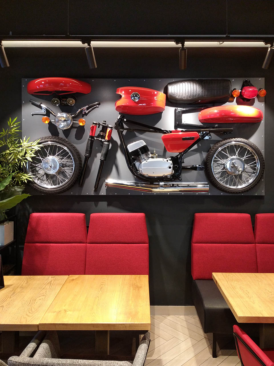 V minské restauraci Гараж mají na stěně celou Jawu 350.