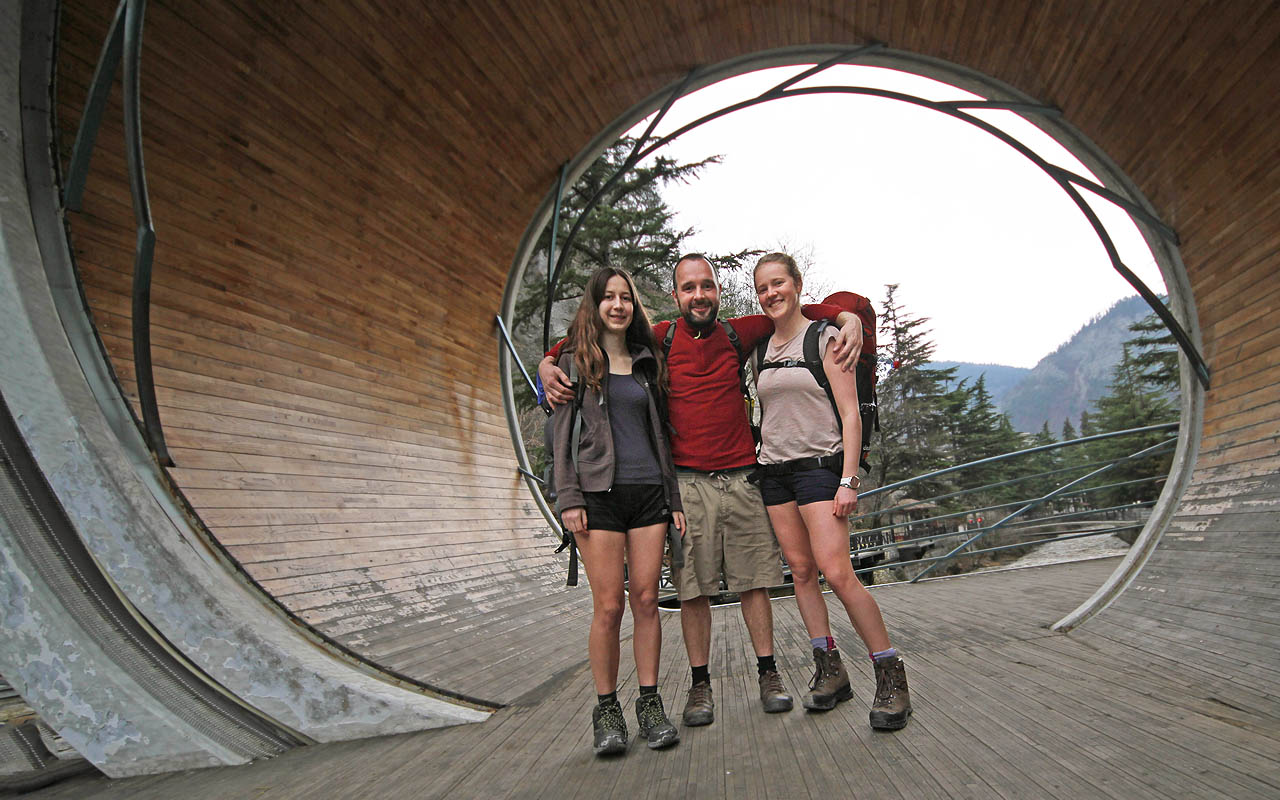 Zakroucená lávka připomínající slavný sarajevský most Festina lente se klene mezi Dubnovou a Baratašviliho ulicí v lázeňské části Bordžomi.