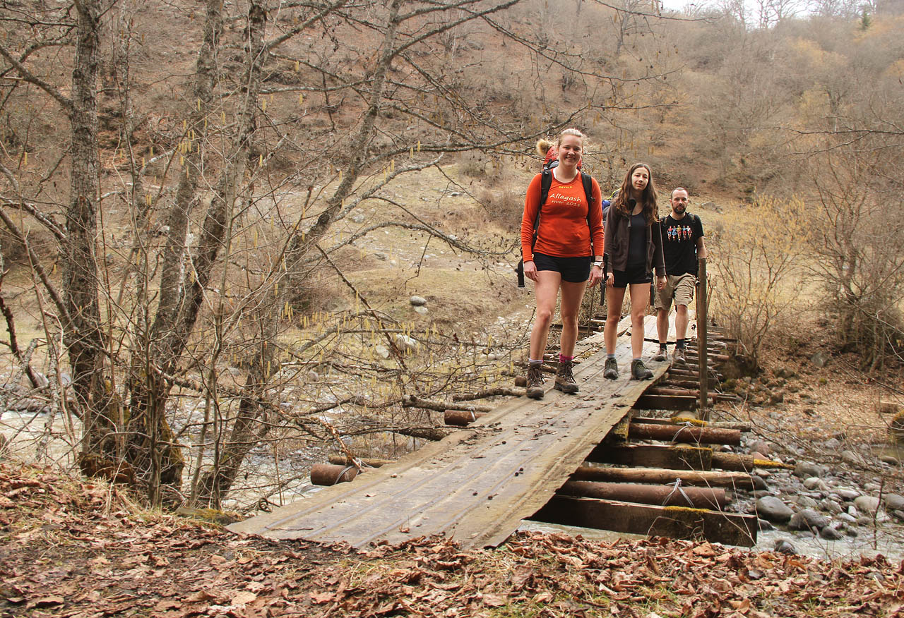 Ranní putování soutěskou řeky Bordžomuly pod vesnicí Sadgeri.