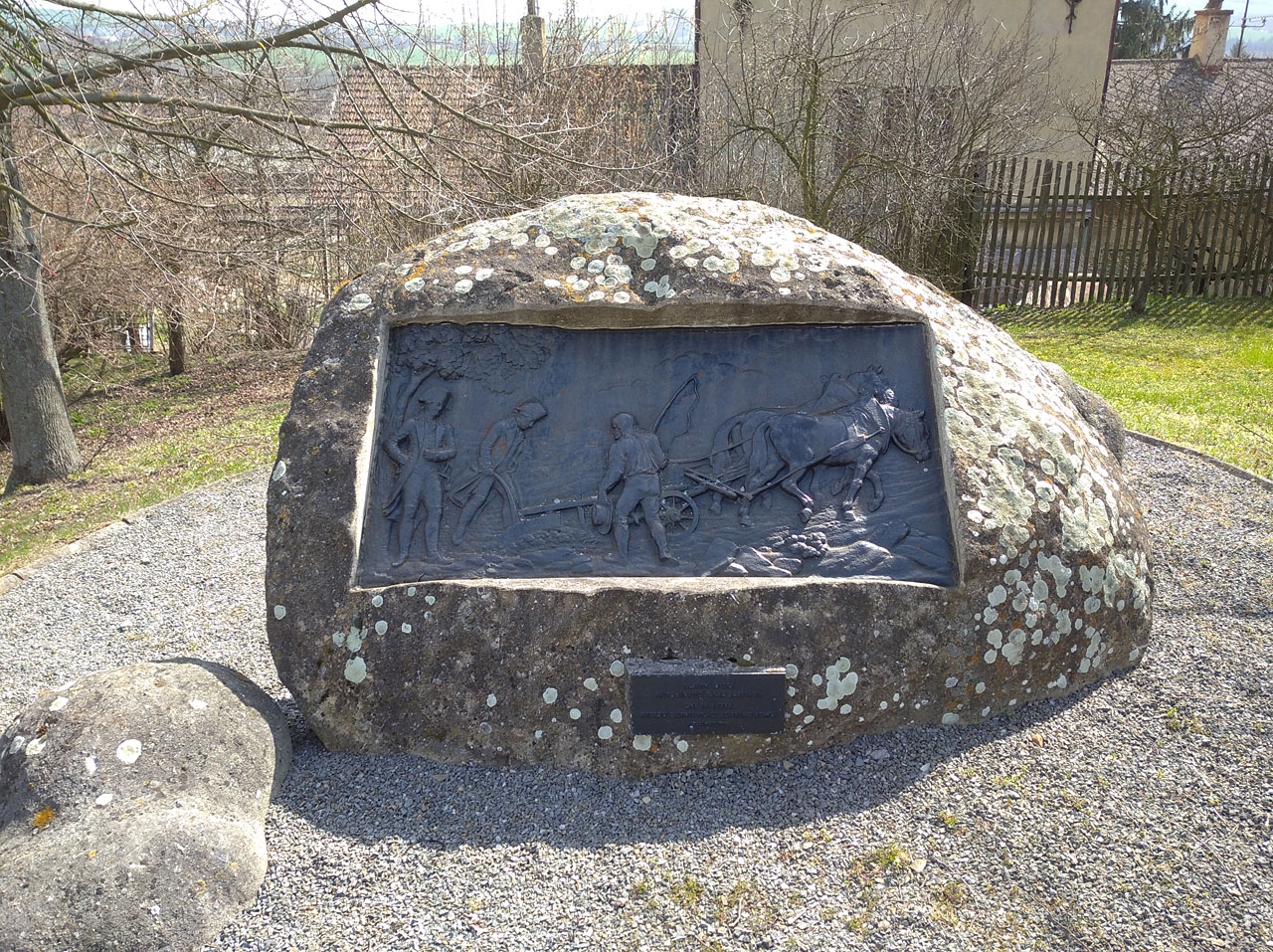 První zastavení na ulici Rudé armády v Rousínově. Památník připomíná místo, kde císař Josef II dne 19. 3. 1769 na pár okamžiků zastal práci oráče. Tehdy neměl tušení, že tu jednou povede ulice a už vůbec ne, jakého jména.