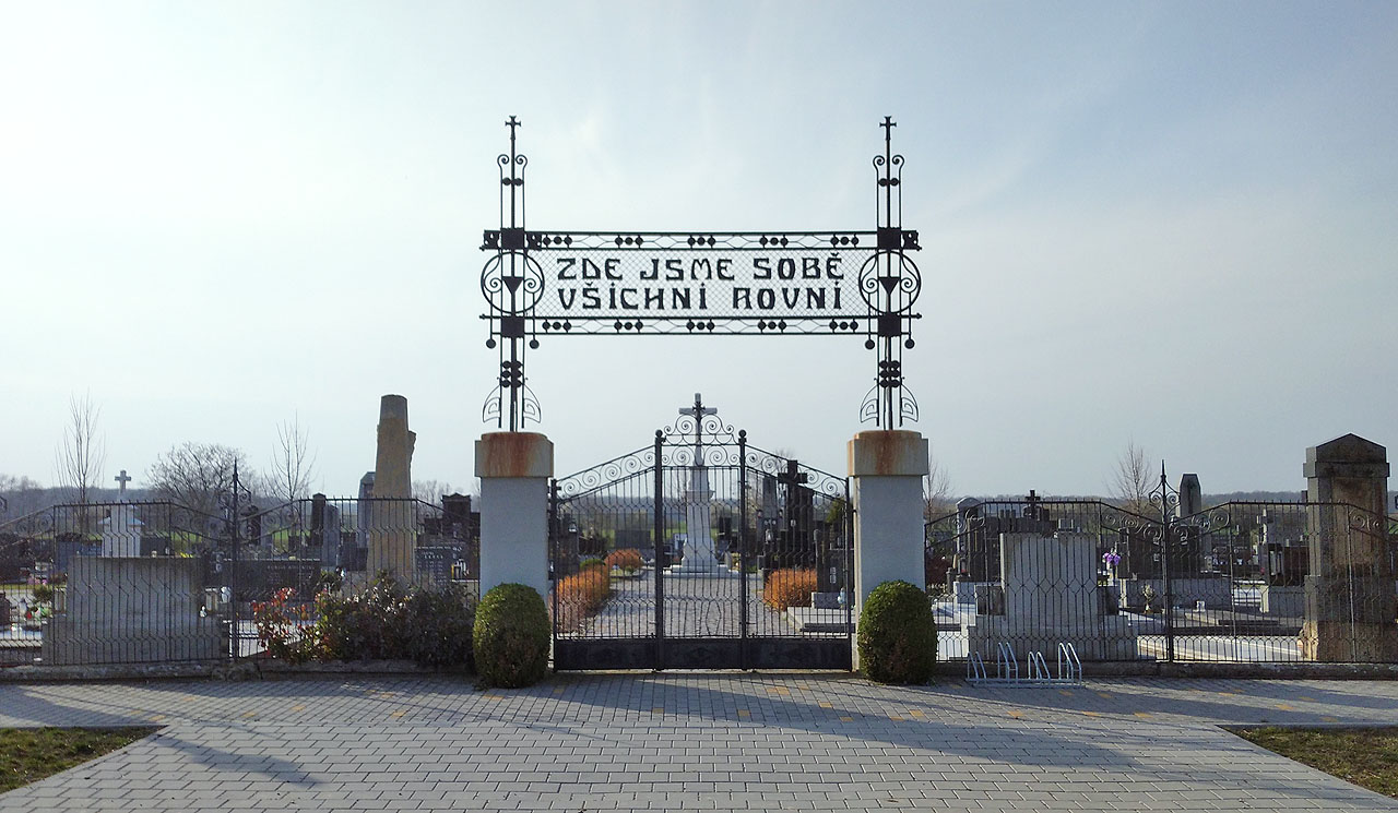 Hřbitov v Kyselovicích přináší prvky socializmu do posmrtného života.