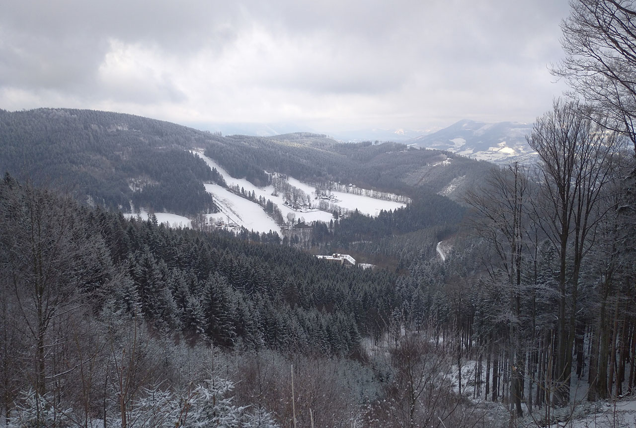 Výhled na čerstvě zasněžené beskydské luky mě nijak zvlášť netěšil. Raději bych tu hledal v trávě první jarní kytičky.
