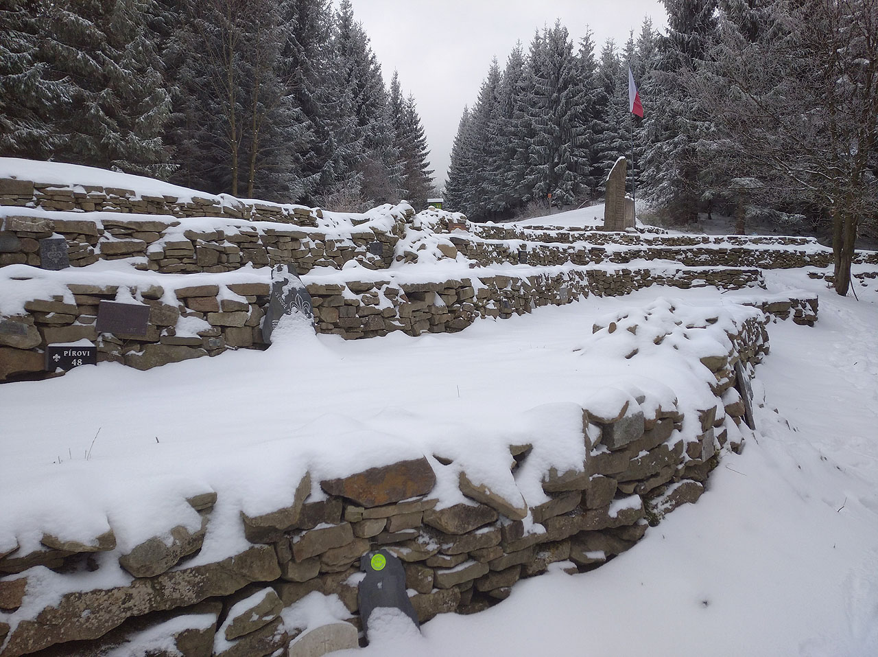 …to co během několika desetiletí nedokázali komunisté, zajistili sami skauti. V roce 2017 mohyla zmizela a skauti z kamenů, které sem nosí lidé už 75 let, poskládali opěrné zídky pod cestou.