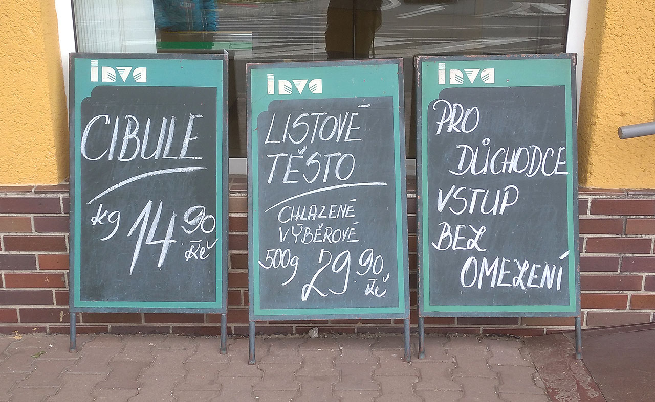 Zpátky ve Frýdlantu. Z obchodu mě nejprve vyhodili, prý podle novéhonařízení sem dopoledne smí jen důchodci