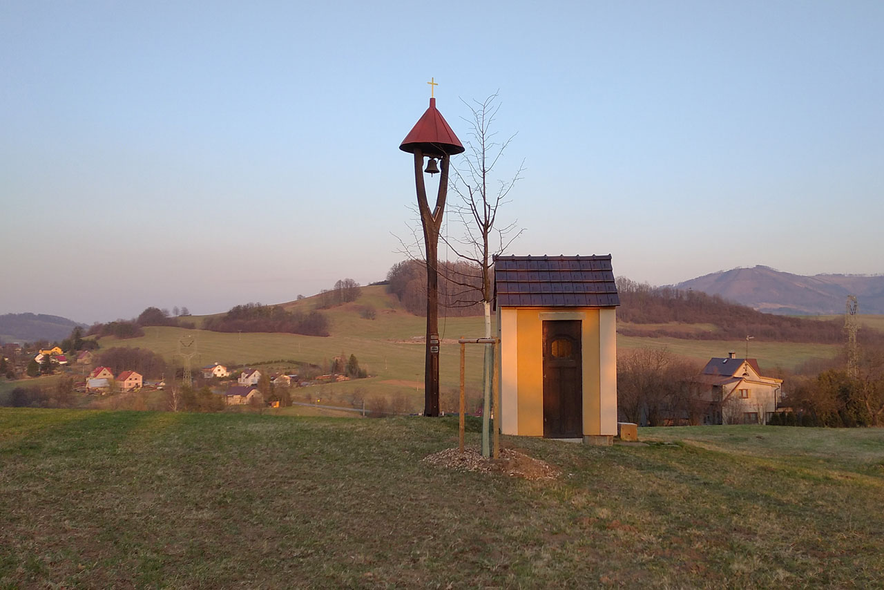 Zvoničce nad Měrkovicemi z roku 1910 se tu říká zvonařka.