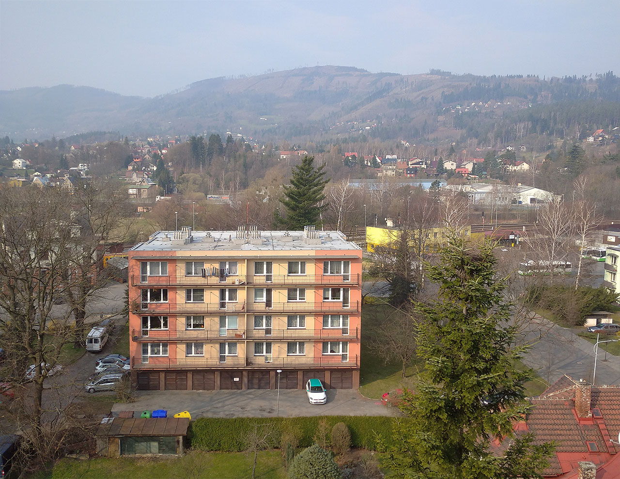 Nedělní výhled na sídliště u nádraží a horu Skalku vypadal zcela jarně…