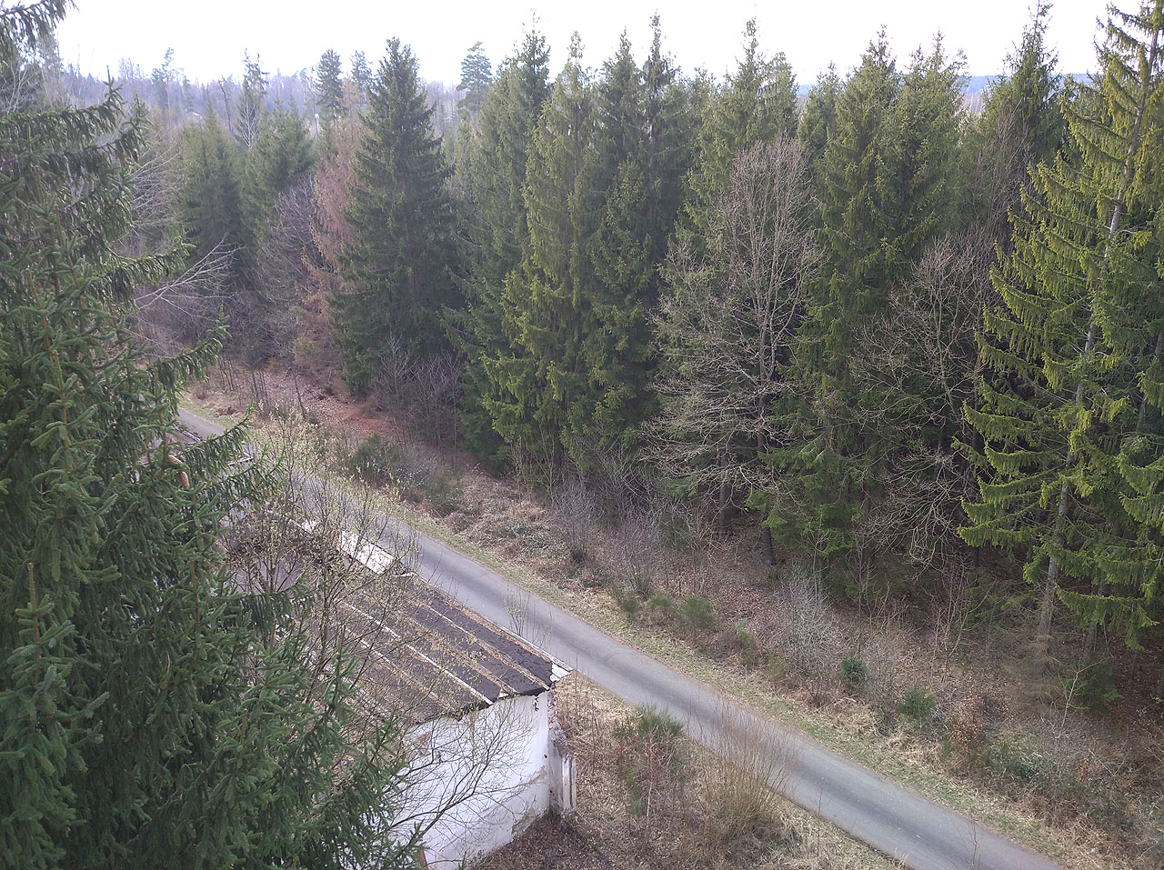 Výhled z temen komínu. Už není zima, ale jako jaro to taky ještě nevypadá.