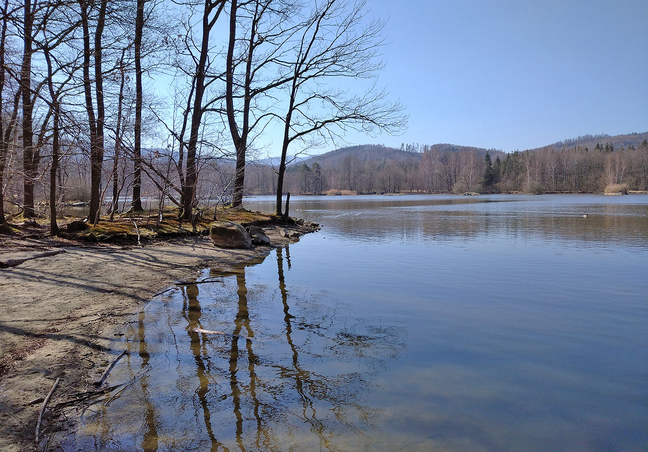 Svoji cestu mezi jezery začínáme u rybníka s nápaditým názvem Velký. Naším cílem je naézt tábořiště pro letní tábor Bobří stopy Alvarez, který budu v červenci pořádat s Romainem, Wapim a Kolou.