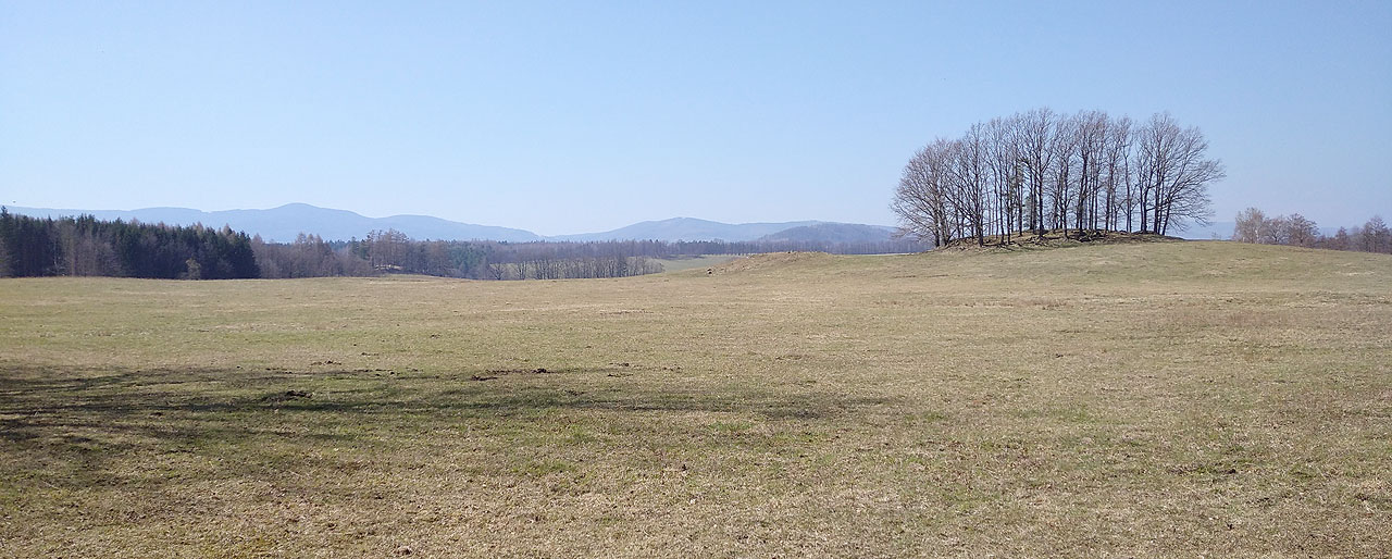 Melancholie mě na chvíli přemohla. Při pohledu na Jeseníky v dálce jsem se zavzpomínal na doby, kdy jsem sem jezdíval téměř každý týden a tenhle kraj byl mým druhým domovem. Bylo by hezké, mít tu letos táor, o tom není pochyb.