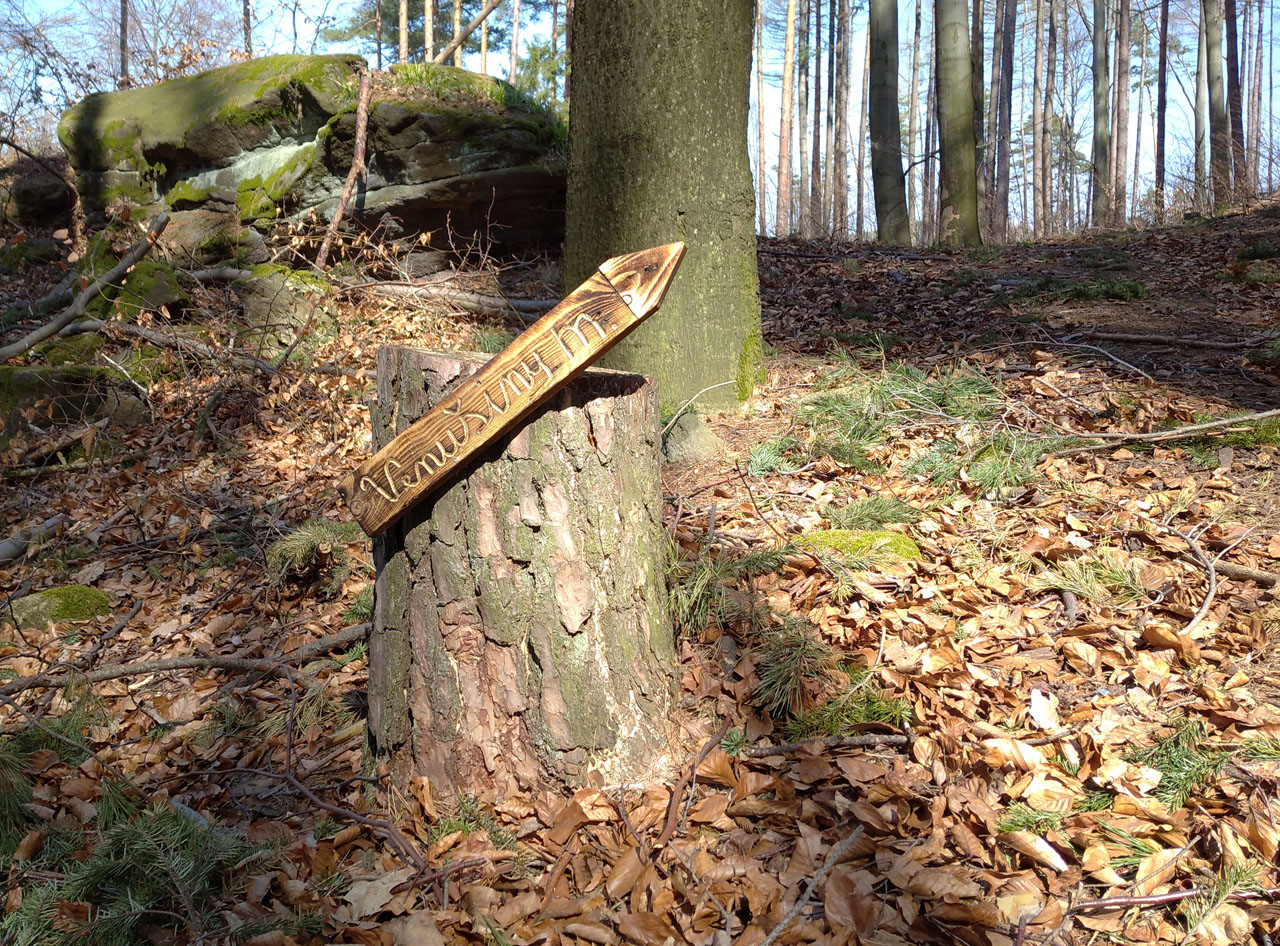 Naším nedělním cílem byla přírodní zajímavost, jamky na vrcholu pískovcové skály, zvané Venušiny misky. Na Smolný vrch vede z druhé strany dokonce značka, nám ale pomohla tahle dřevěná šipka.