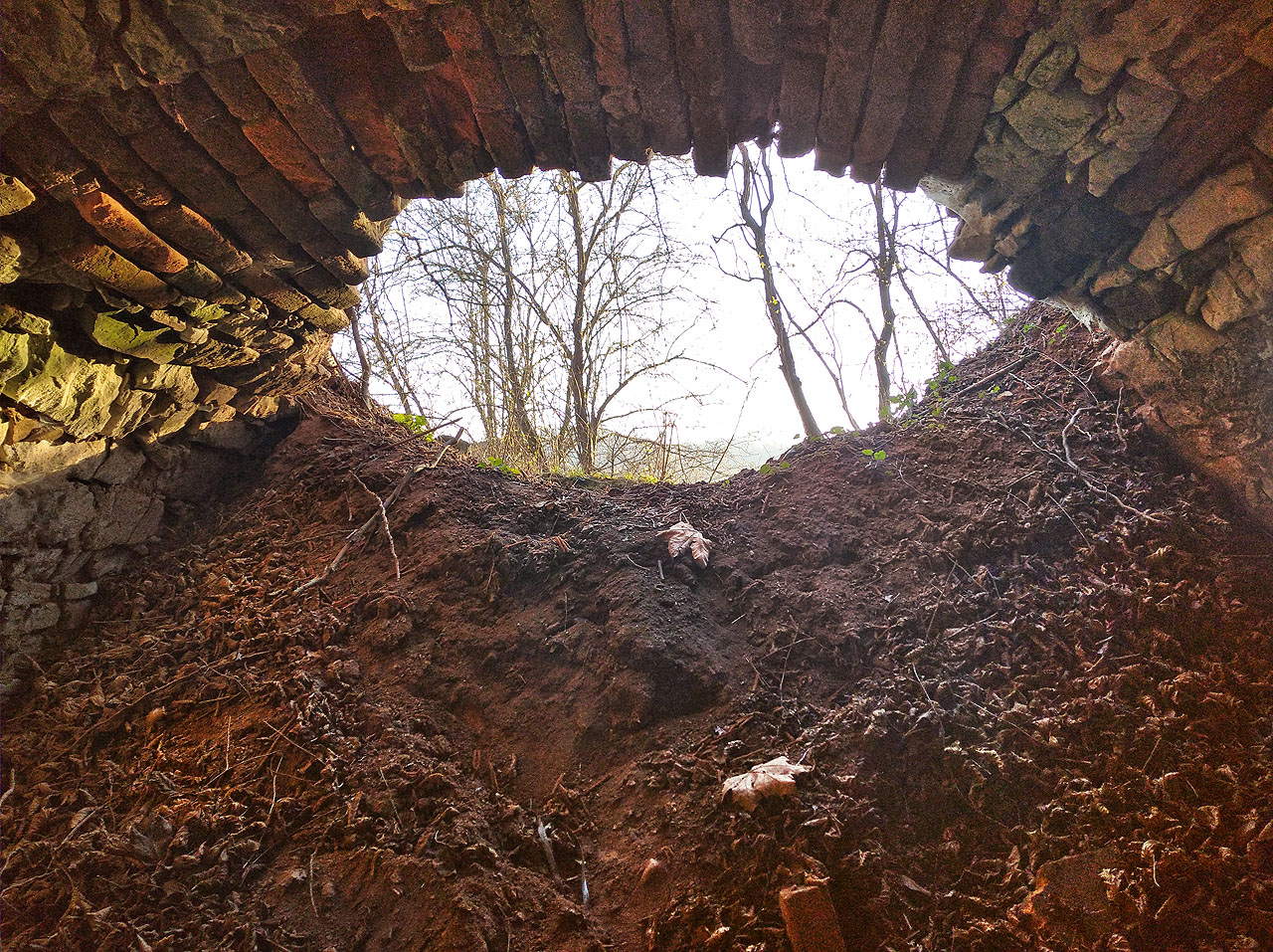 Posledním zážitkem byla návštěva opuštěného sklepa v Letovicích, kam jsme vlezli takřka přesně při západu slunce.