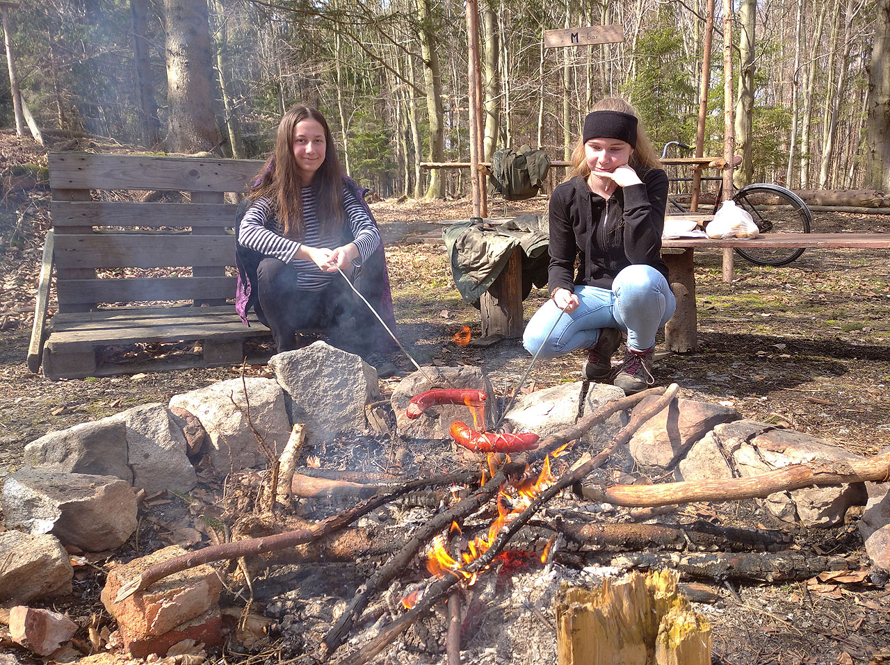 Na klobásy! Usvědčujícíc foto, jak Doubí, která celý život nejedla maso, opéká klobásu. Inu, jednou to přijít muselo.