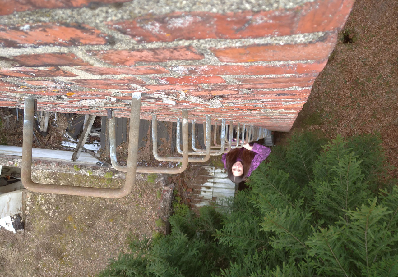 Snad jsou tak dlouhé, protože bylo zamýšleno lézt vnitřkem obvodu mezi kramlí a zdí. To ale Doubravku nijak neomezuje, po roce práce v lanovém centru jí strach z výšek neříká naprosto nic.