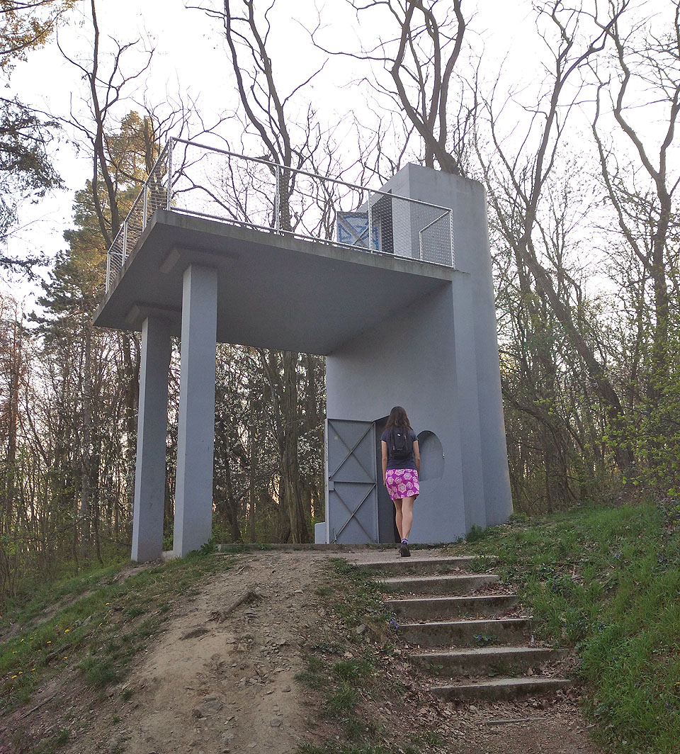 Míříme aspoň na rozhlednu bývalé ozdravovny za městem.