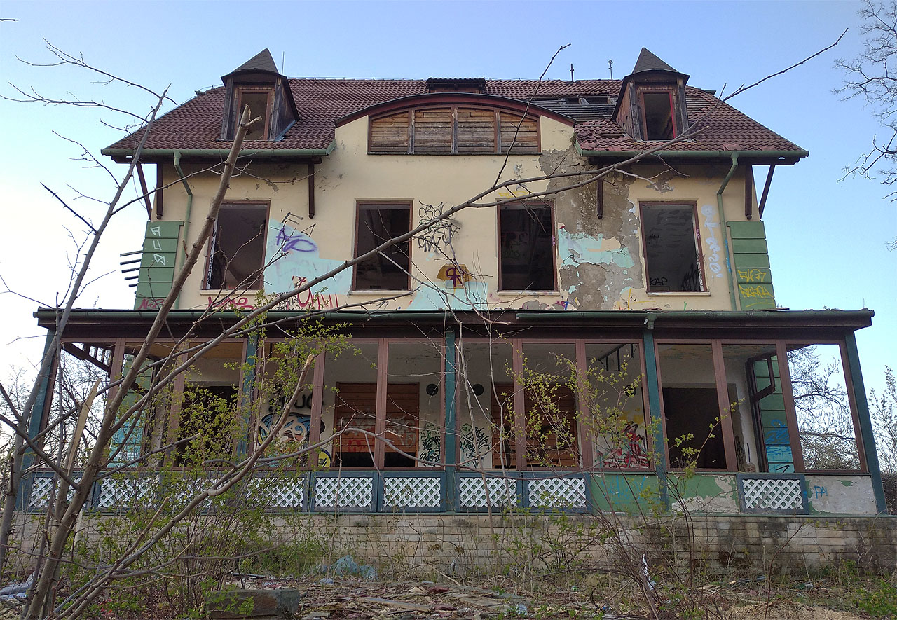 Vila trpí dvojnásob - střídavou snahou o záchranu nebo aspoň zabezpečení a nápory zvědavců, kteří si zde pořizují své fotky na Instagram. Jako by v Brně nebyly stovky dalších opuštěných staveb a zajímavých míst, často s mnohem dynamičtější historií.