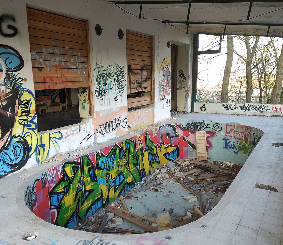 Tento bazén pro změnu na svoji opravu teprve čeká. Nepochybuji ale, že dříve či později to i zde prokoukne. Jen to asi bude za vysokým plotem s ostnatým drátem.