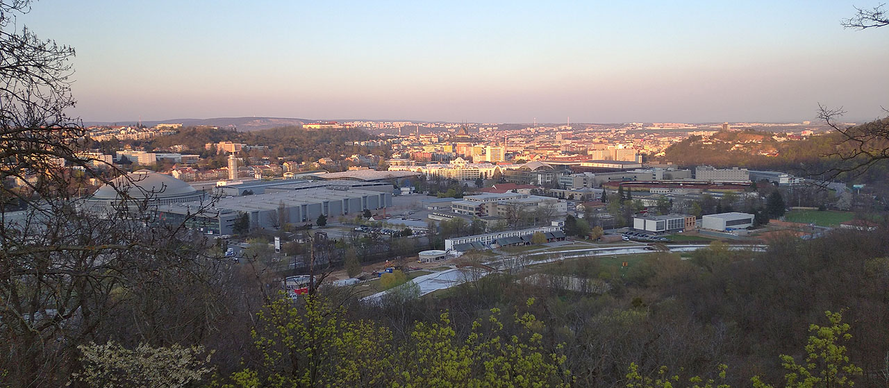 Jaro přišlo do Brna a nad výstavištěm se roztahují stíny dubnového podvečera.