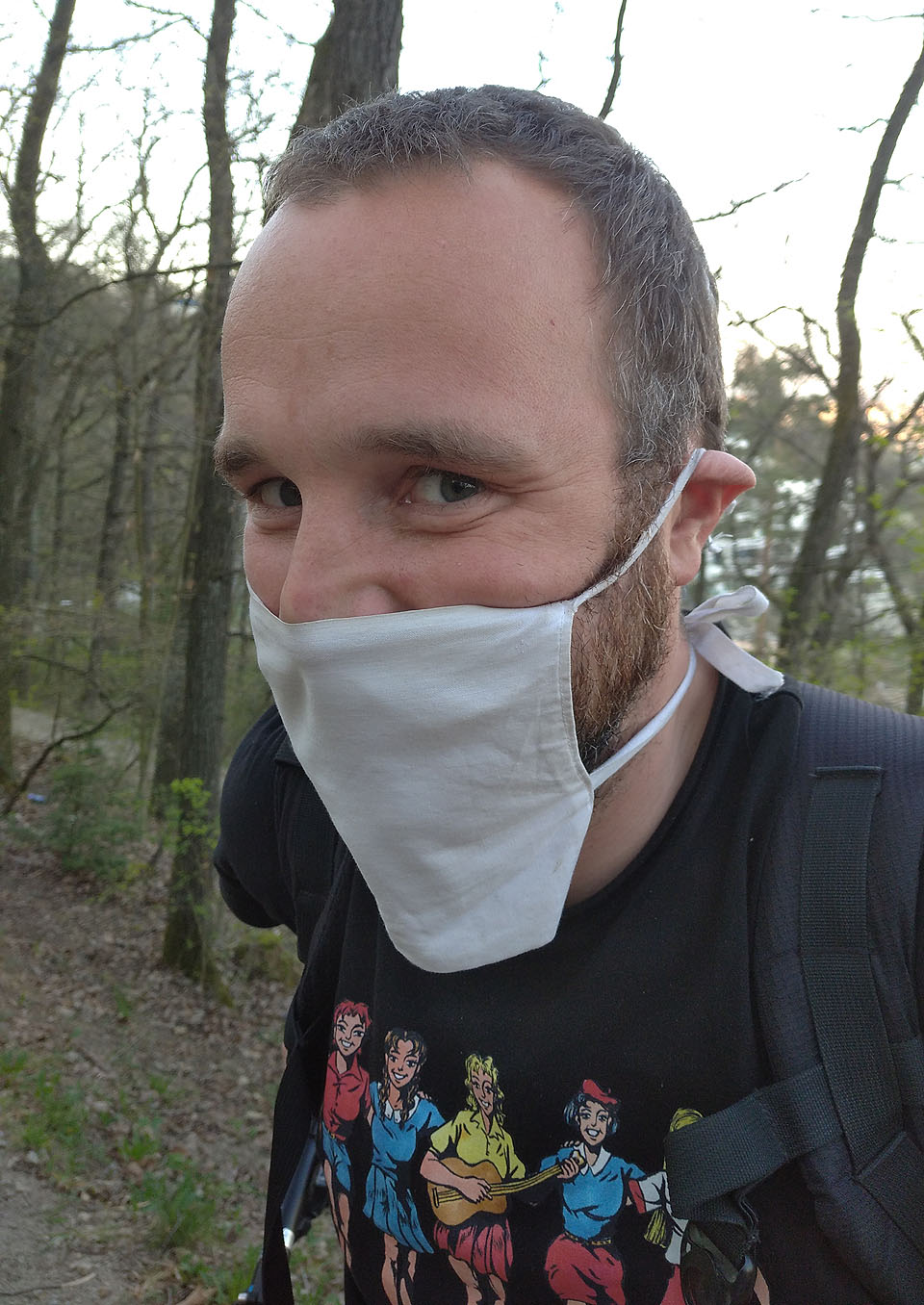 Autor článku poctivě nosící roušku. V duvbnu 2020 byla panika na takové úrovni, že bylo povinné nošení roušky i pod širým nebem a v lese.