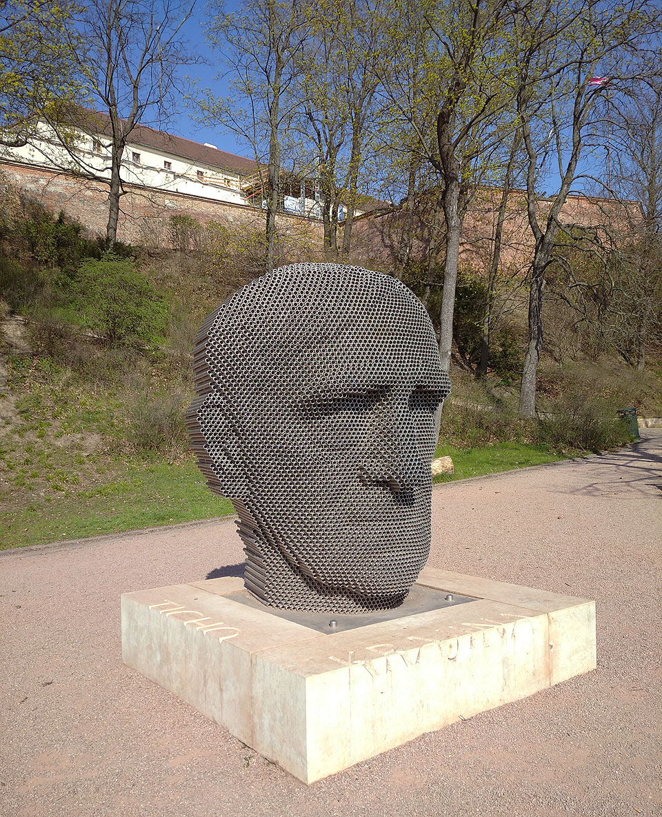 To Jan Skácel na roušky nedbá. A přitom má v hlavě tolik otvorů!