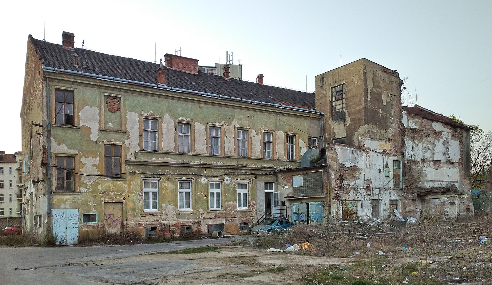 Další miniprůzkum aneb seznamování Doubravky z Brnem na místě <a href="/Tema/Textilní továrna Kras">bývalé oděvní továrny Kras</a> za Mendlovým náměstím.