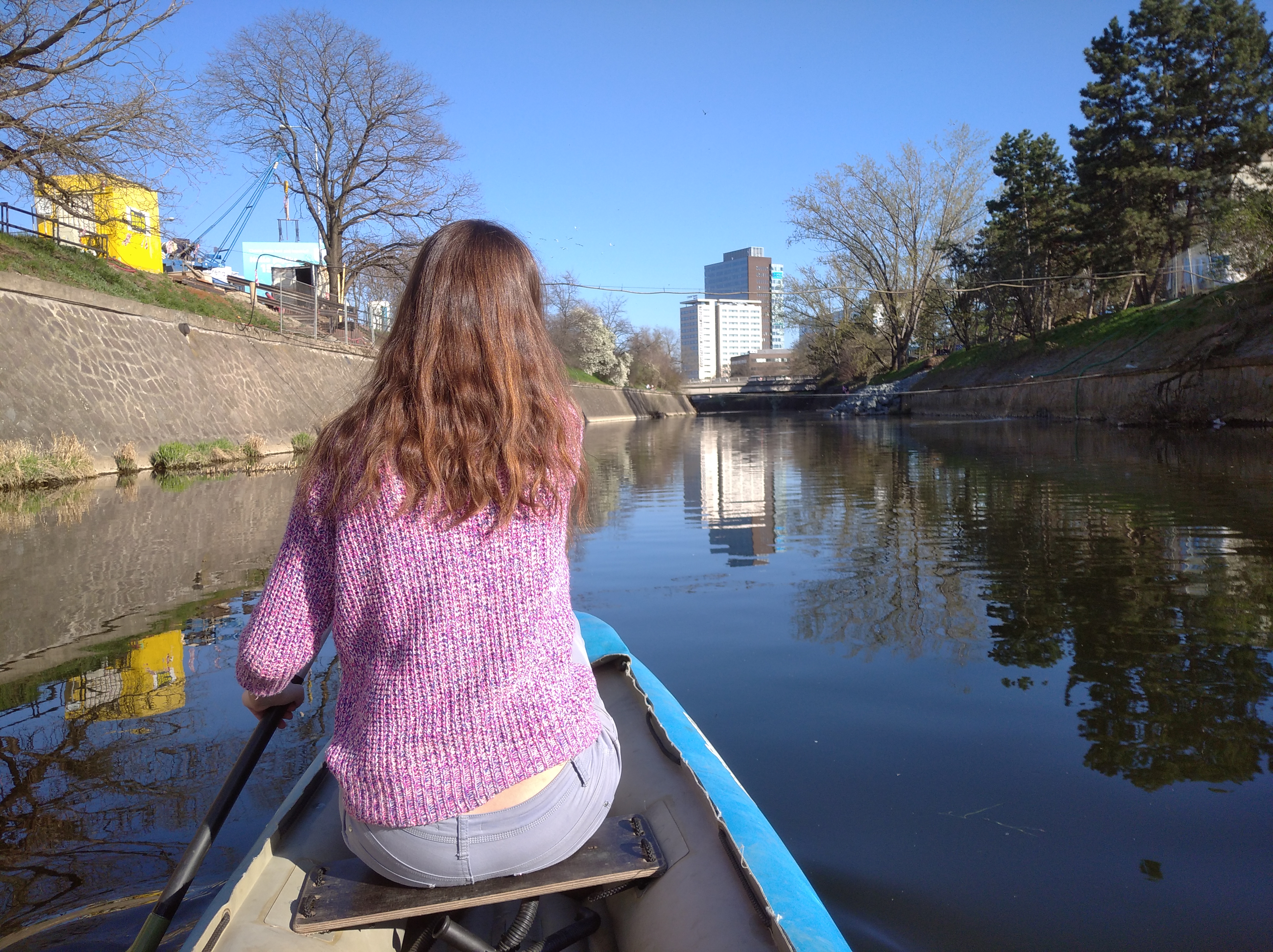 Nicméně jděme zpět k vodě. Blížíme se k 8. nejvyšší budově v Česku, Spielberg Tower B.