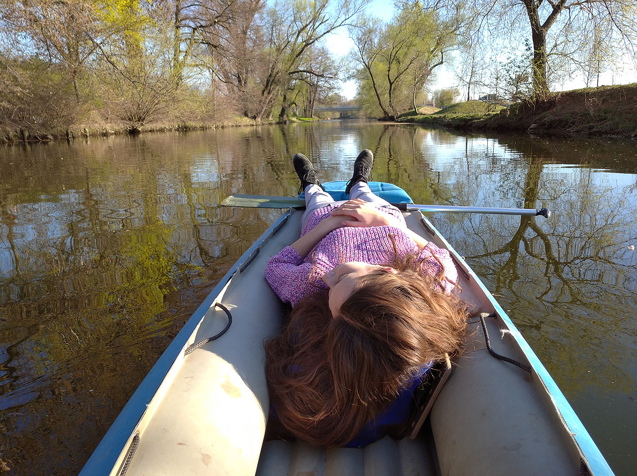 Tak a dost. Taky by chvíli mohl pádlovat ten vzadu!