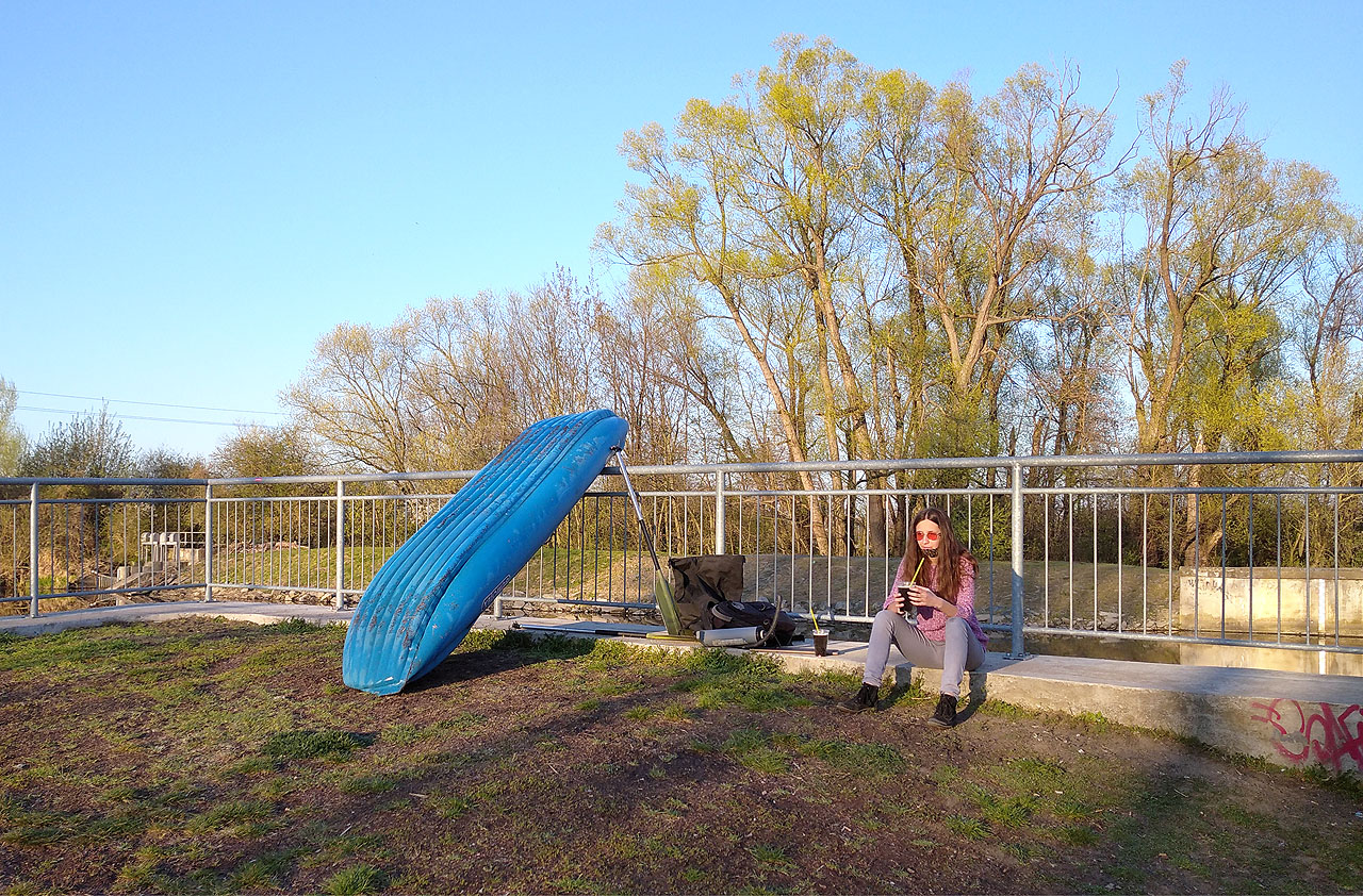 Každá loď má svůj přístav, každý sen probuzení… Končíme plavbu u Přízřenického jezu a jdeme to zapít.