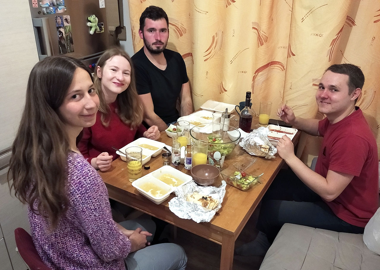 Skromná večeře v havířovském stylu. Indické omáčky byly teda objednané, ale gruzínský koňak a ovocný salát domácí.