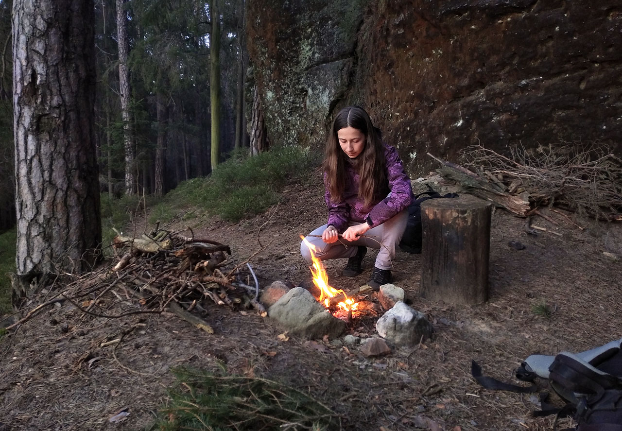 Táboříme pod jedním z převisů, vaříme na ohni a k dokonalé harmonii chybí snad už jen kytara.