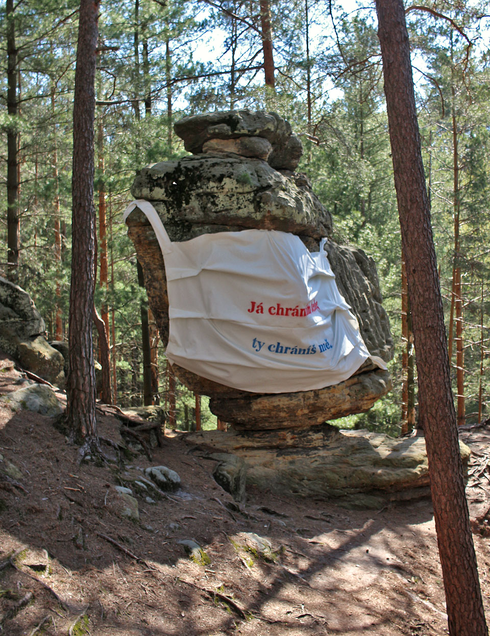 Roušky jsou všude. Roušky útočí. Roušky nás milují a chrání.
