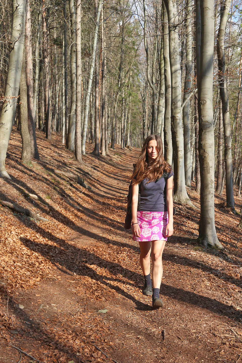 Město Luže jsem dosud vůbec neznal. Snad proto, že do něj nevede železnice a o víkendech sem vlastně nejezdí ani autobusy. Rolf zde před covidem plánoval udělat setkání táborníků Bobří stopy, ale to už se asi nepodaří. Nicméně je to město velice zajímavé a s kultivovaným okolím - přicházíme cestou, která by se skoro dala nazvat bukovou alejí.