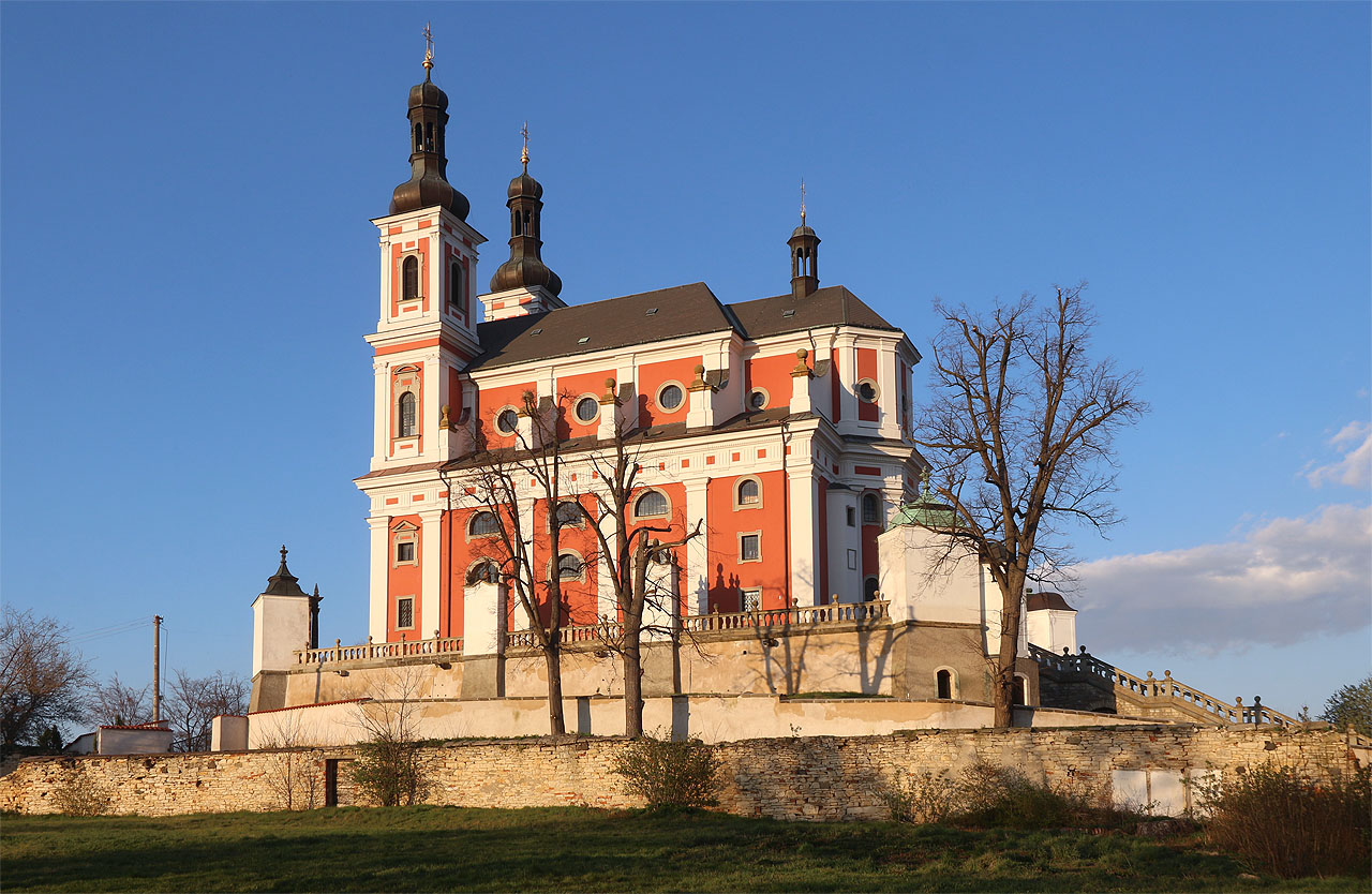 Poutní kostel Panny Marie Pomocnice křesťanů je vskutku monstrózní.