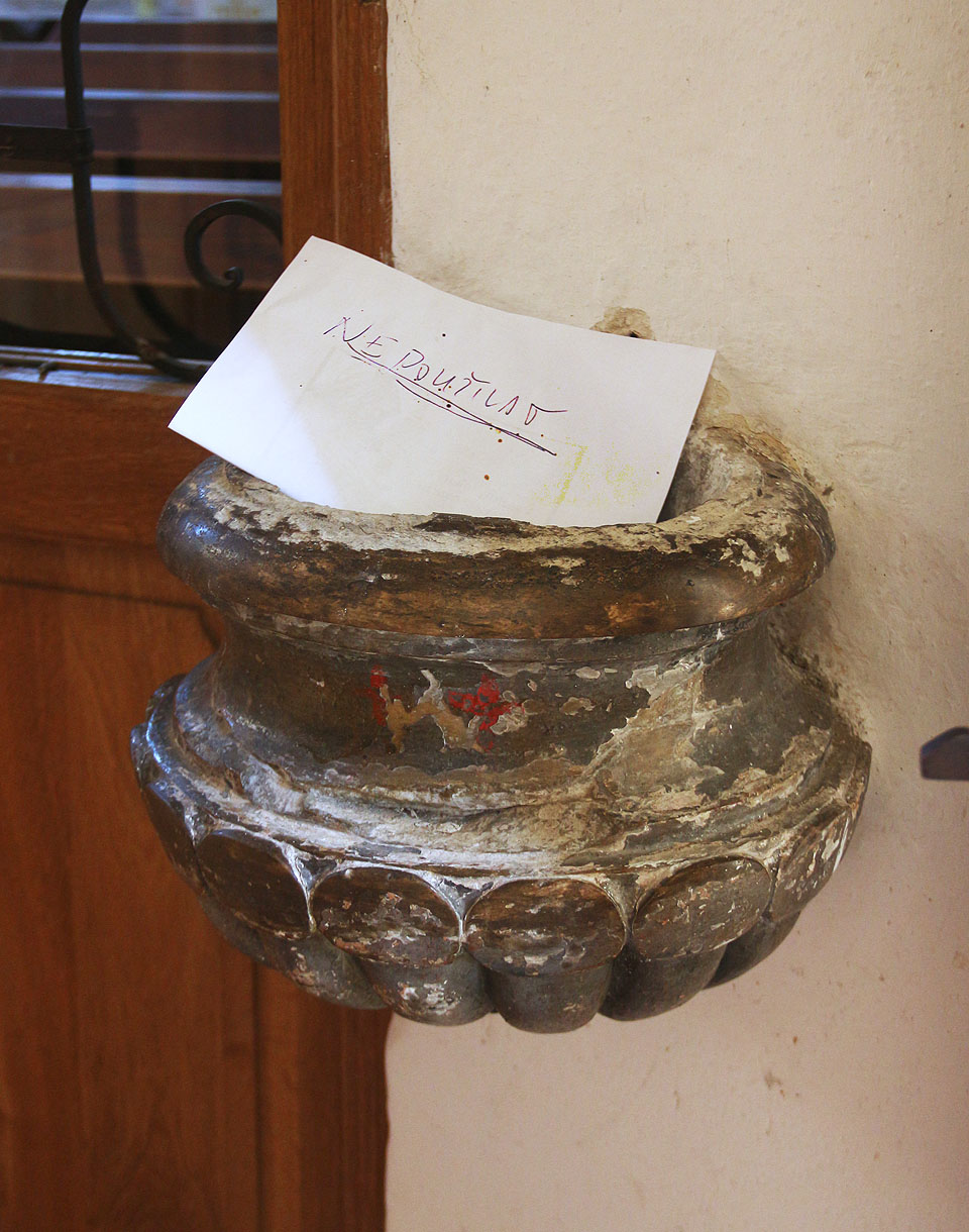 Ale pomocnice je asi bezmocná. Lze brát zákaz používání svěcené vody v pandemii za důkaz neexistence Boha?