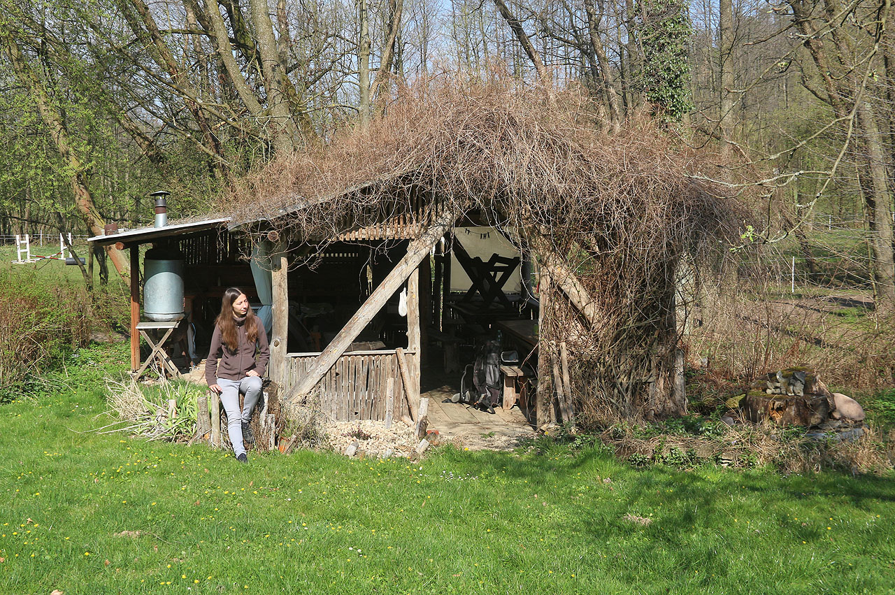 S hledáním místa na spaní jsme si tedy museli pomoct sami. Letitá vandrácká intuice nás zavedla pod střechu tohoto stylového příbytku, kde jsme přečkali i jarní deštík.
