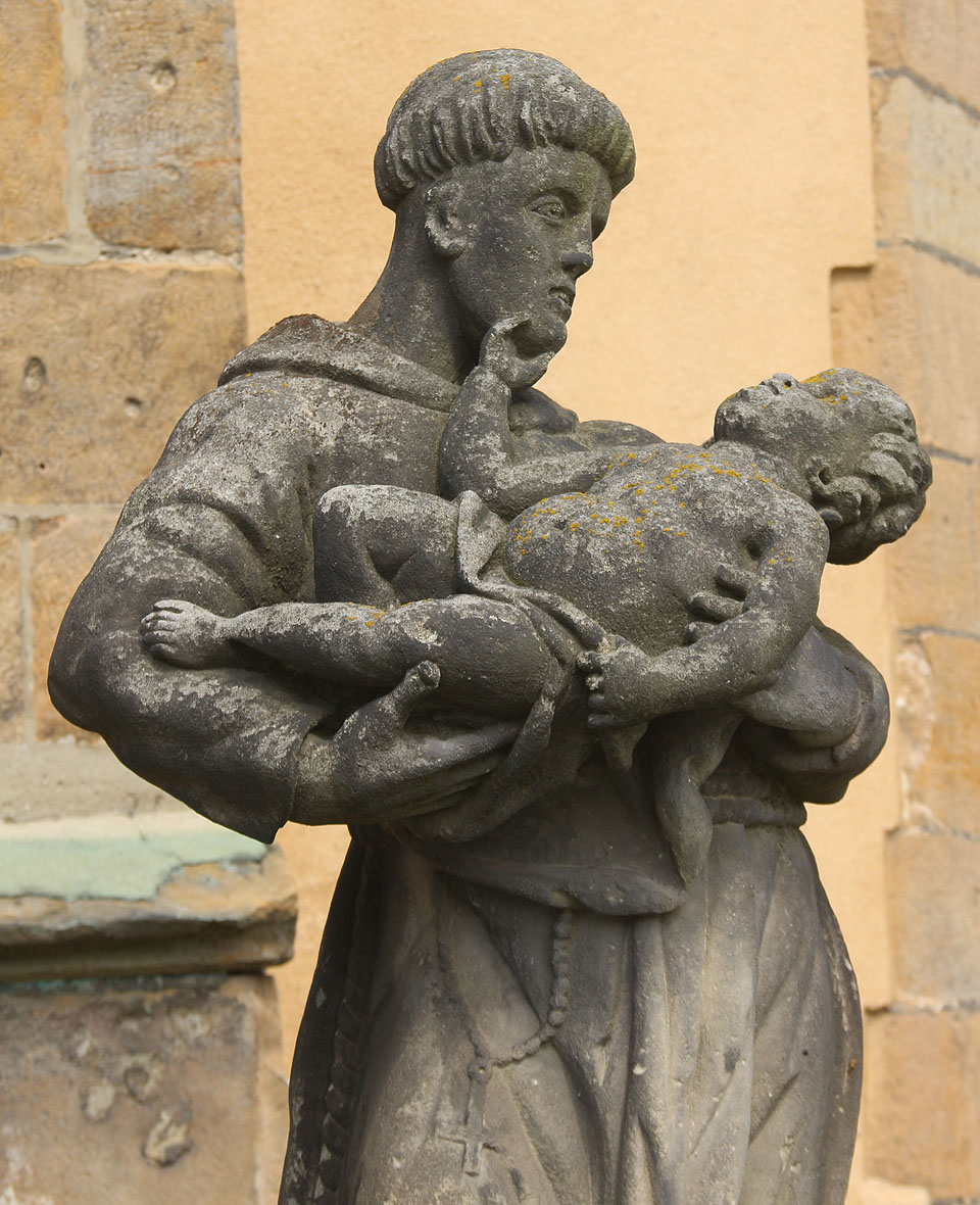Doprava je ale v Luži horší než špatná. Během svátků z třítisícového města nejede nic. Jediný spoj. Nezbývalo nám tedy, než pokračovat - tentokrát už méně zajímavou krajinou - do staré známé <a href="/Tema/Skuteč">Skutče</a>. Tady se nám naskytl u kostela Božího těla z roku 1392 zajímavý pohled. Kdo je mnich držící na rukou dítě? A kdo je dítě držící se na rukou mnicha?