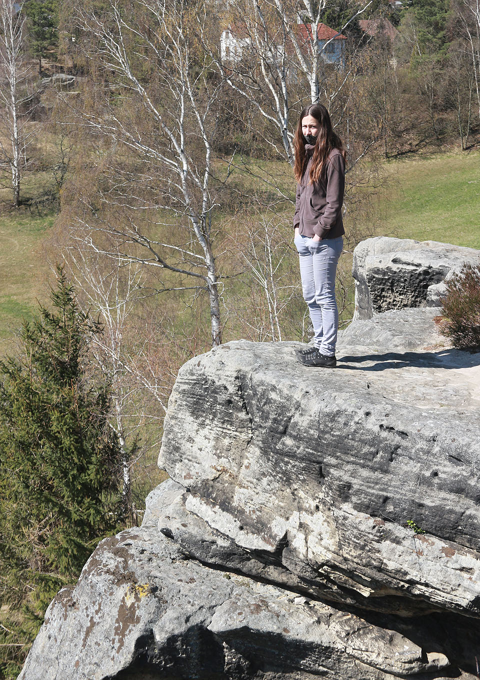 Nevrlý pohled Doubravky, když zdržuji s hledáním klubovního nápisu vyrytého do skály.
