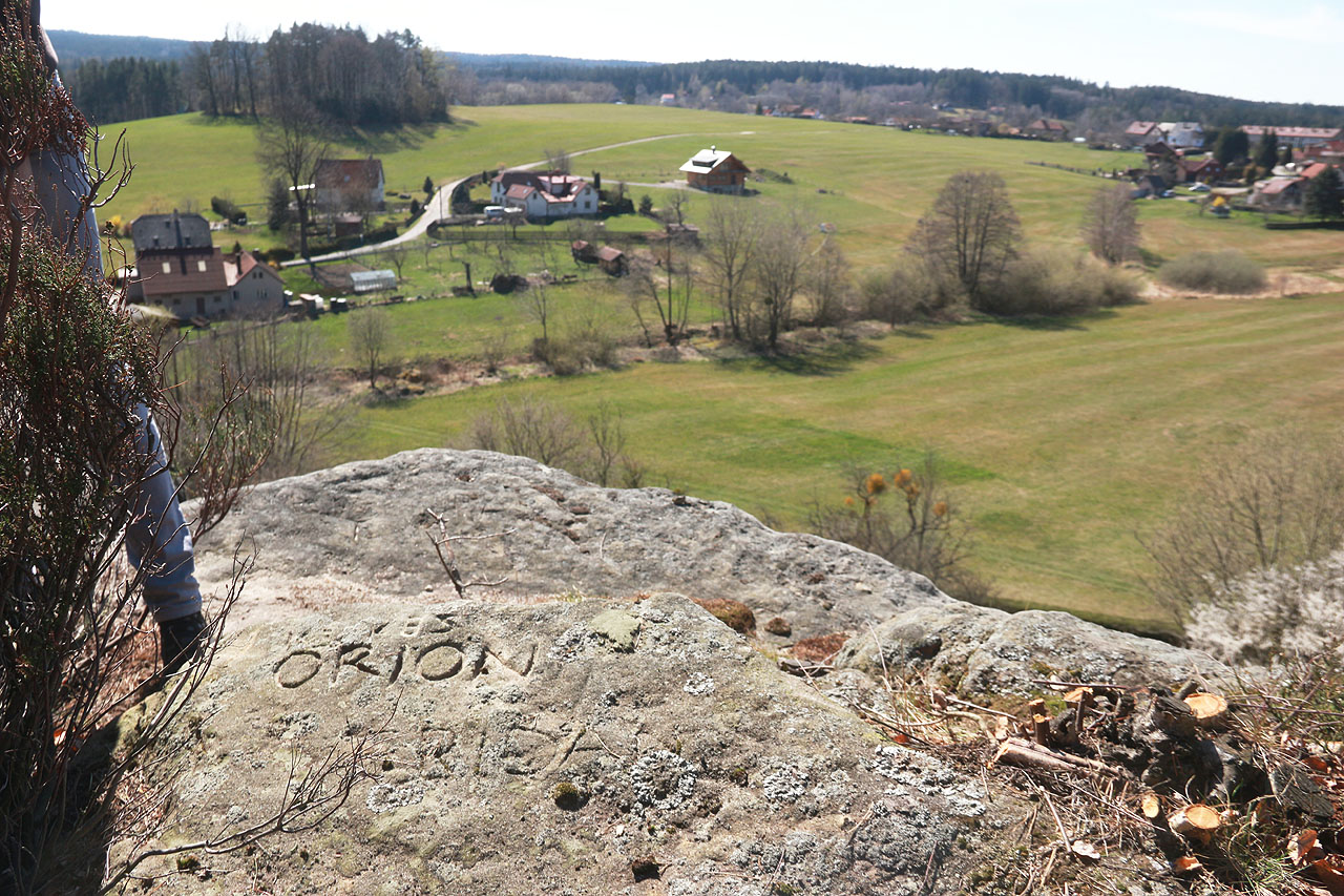 Tady je. Tuším z roku 2003. Autory jsou kamarádi z našeho 143. KBS Orion, já jsem na výpravě zrovna tehdy nebyl a nápis mně ukázali až o mnoho let později.