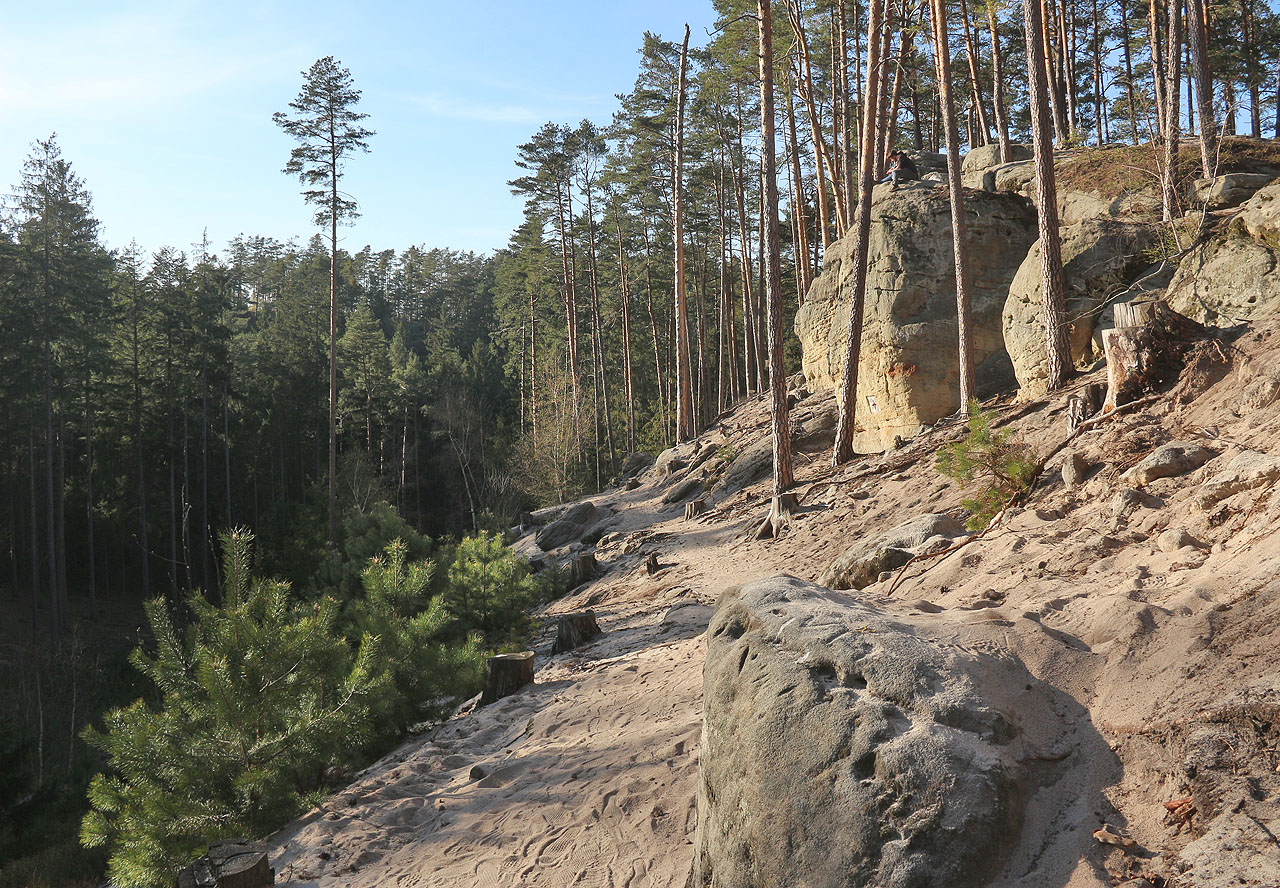 Kousek před Městskými maštalemi padá soumrak bledý.